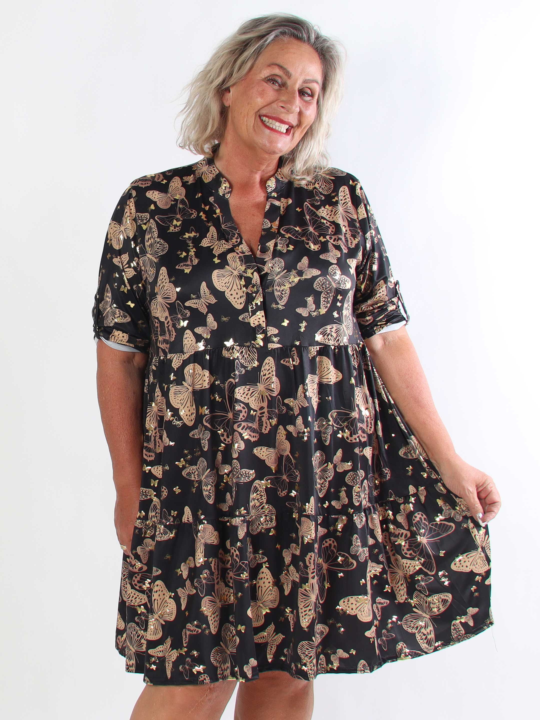 Milano Butterfly Midi - Elastisk plus size kjole med sødt sommerfugleprint og A-facon